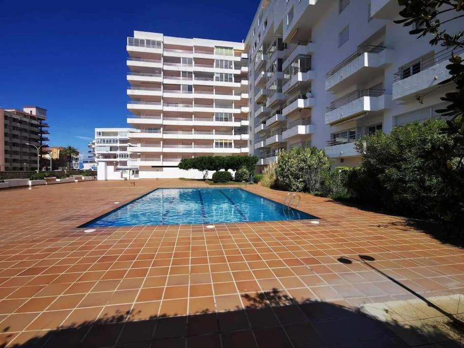 Spacieux Appartement Rose Front Mer Et Piscine Roses Luaran gambar