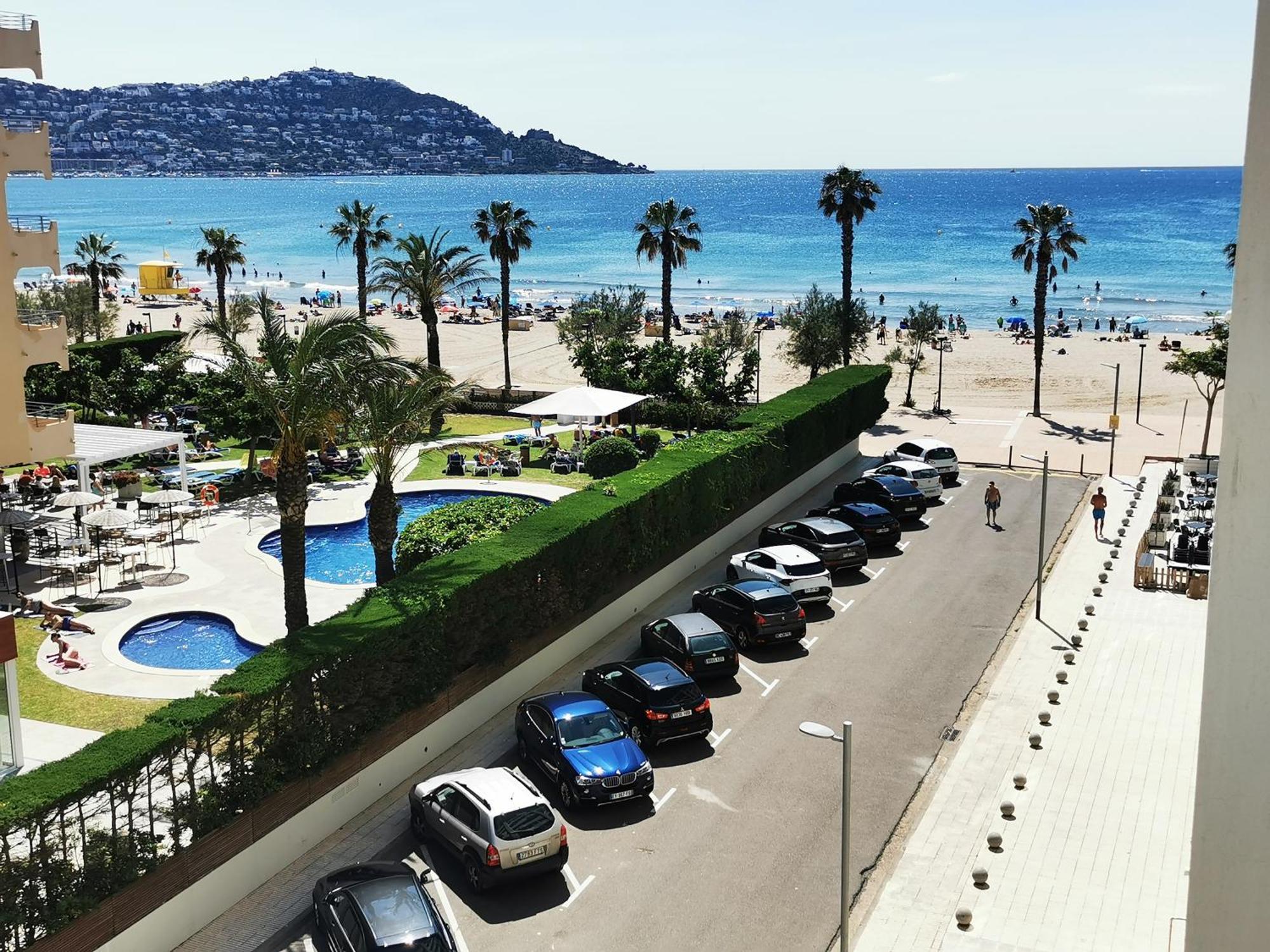 Spacieux Appartement Rose Front Mer Et Piscine Roses Luaran gambar