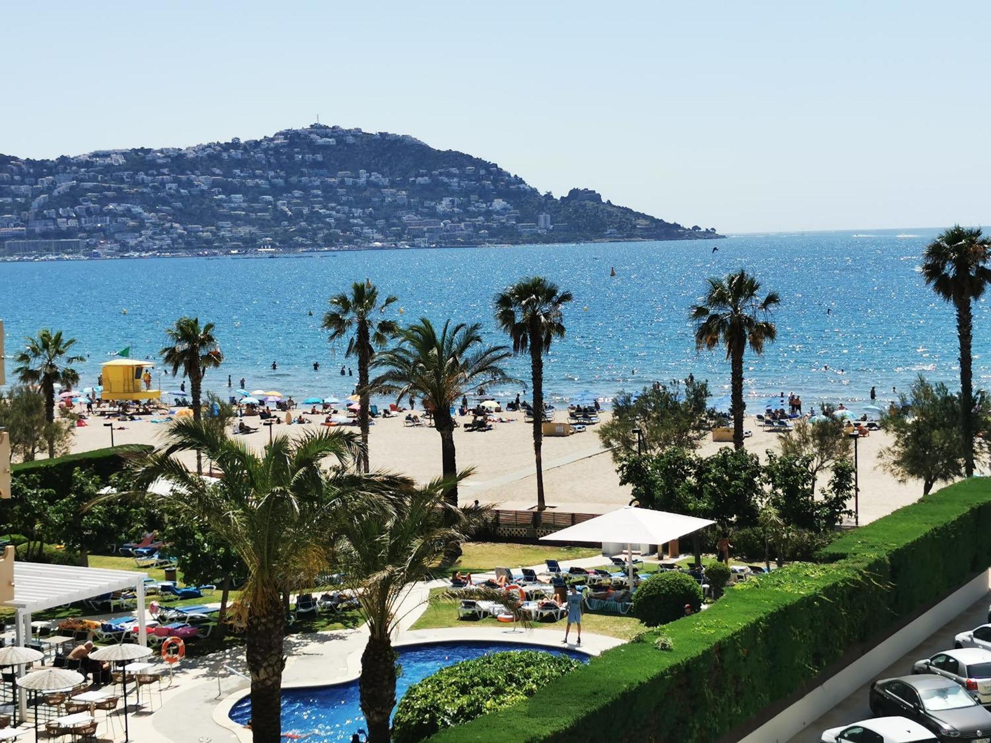 Spacieux Appartement Rose Front Mer Et Piscine Roses Luaran gambar