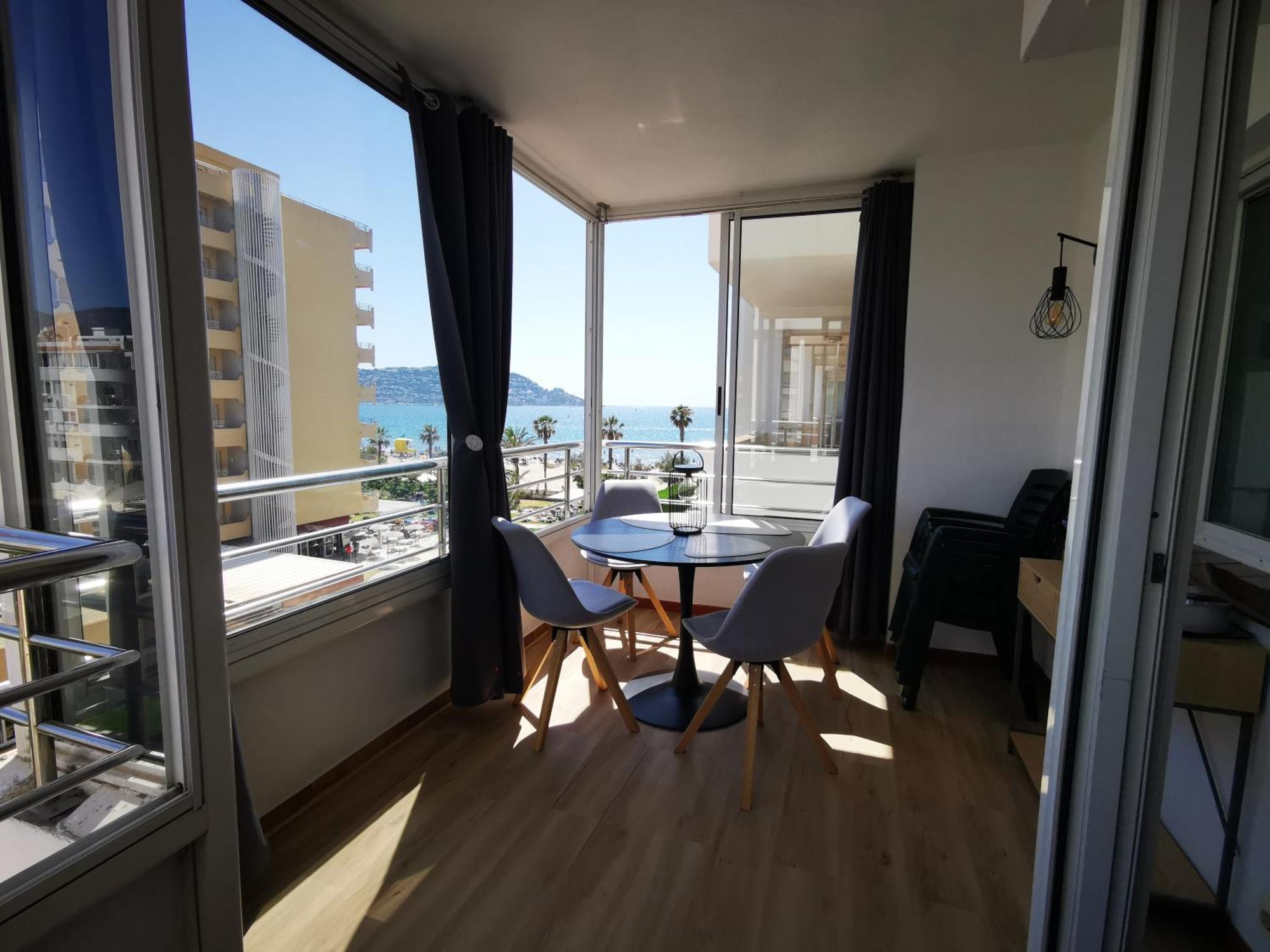 Spacieux Appartement Rose Front Mer Et Piscine Roses Luaran gambar