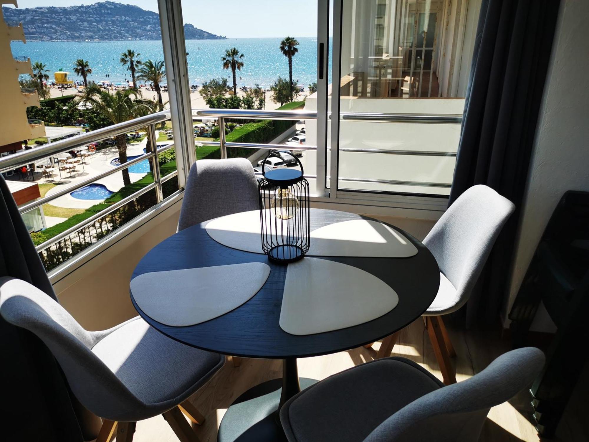 Spacieux Appartement Rose Front Mer Et Piscine Roses Luaran gambar