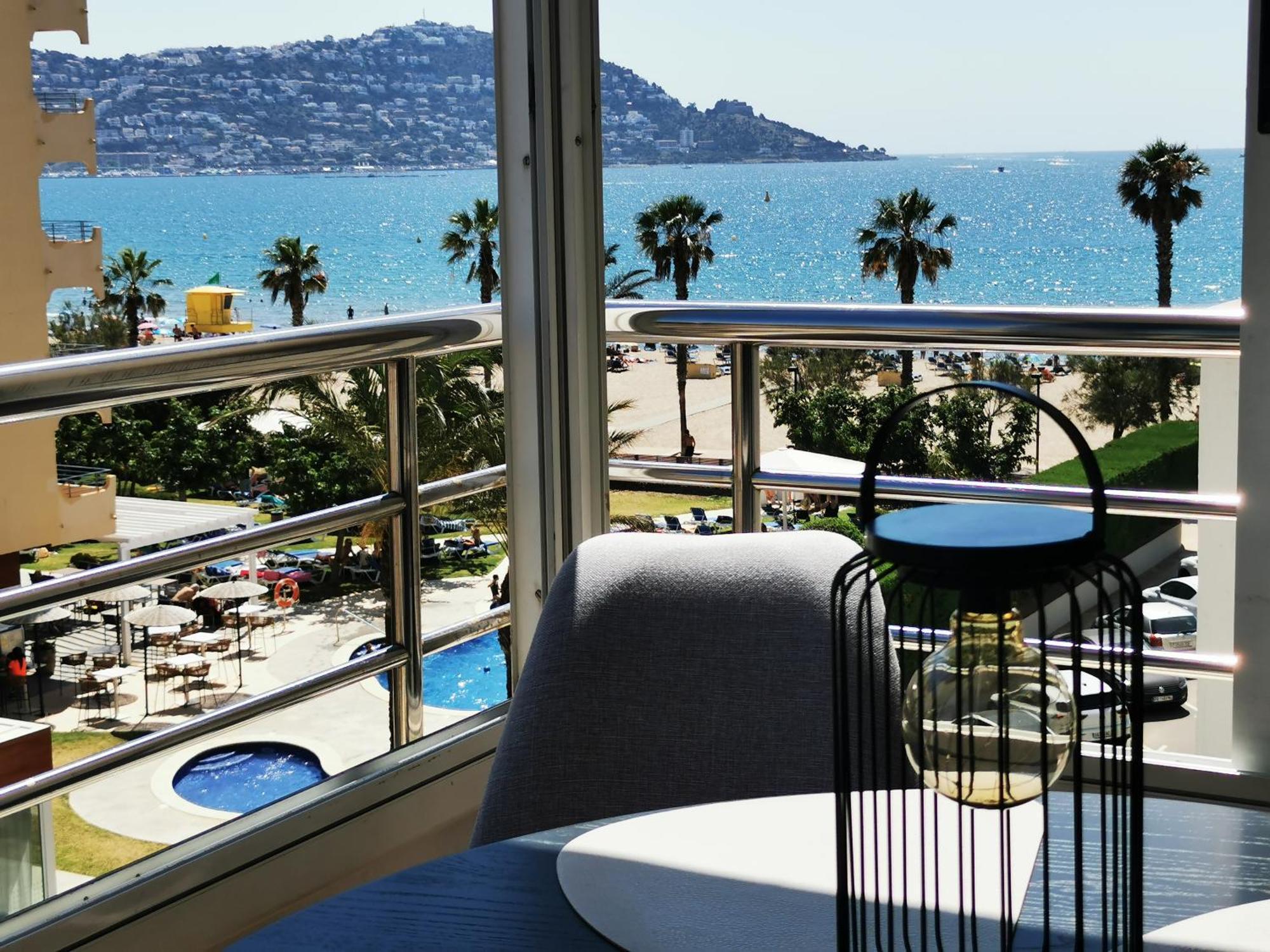 Spacieux Appartement Rose Front Mer Et Piscine Roses Luaran gambar